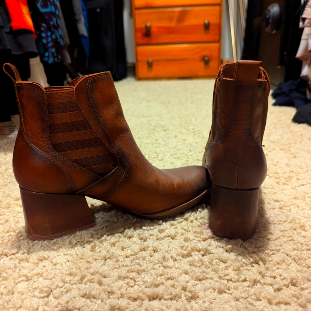 Kork-ease Chelsea boots size 7